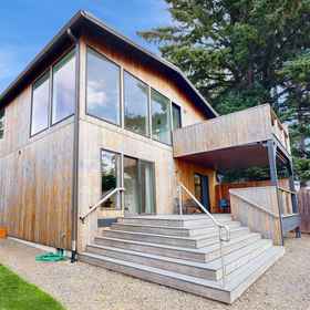 Hotel Exterior1Quiet, modern home with ocean & Neahkahnie Mountain views - walk to beach,内哈莱姆湾州立公园飯店