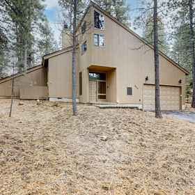 Hotel Exterior 1 Three Peaks Hideaway, Hotel Deschutes County