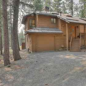 Hotel Exterior 1 Private Hot Tub and Sharc Passes Included - Gorgeous Rustic Escape, Lava Lands Visitor Center Hotels