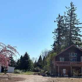 Hotel Exterior 1 Charming Farmhouse Retreat - Winery Tours, Pool Table, Wifi, Evergreen Aviation & Space Museum Hotels