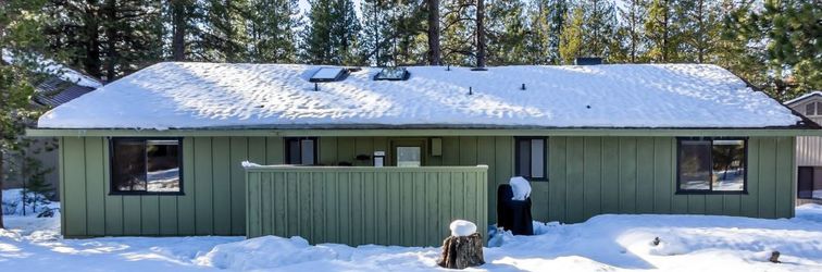 Others Cozy Fireplace, Private Hot Tub and Gas BBQ - Spacious Retreat