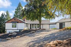 Others Stunning Vineyard Views and Luxurious Amenities - Exquisite Retreat