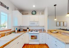 Others 2 Charming home near the beach with firepit, deck, full kitchen, & washer/dryer