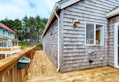 其他 Spacious dog-friendly home with WiFi & fireplace, near the beach and park