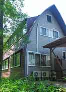 Hotel Exterior Bungalow Standing in the Forest