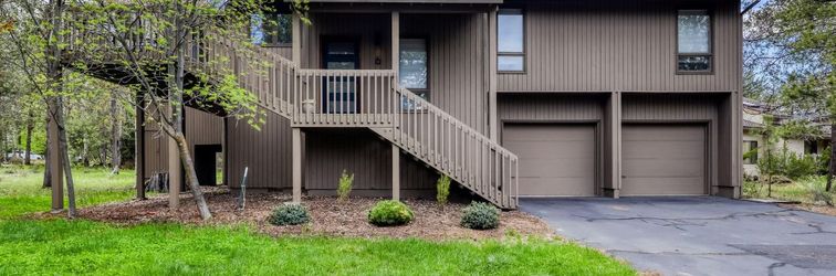 Khác Sunny sanctuary with pool, hot tub, sauna, grill, deck, fireplace, & W/D