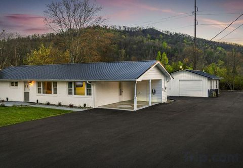 Lain-lain Escape to "High Valley Hideaway" in Pigeon Forge with 5 bedrooms, a hot tub, and game room fun!