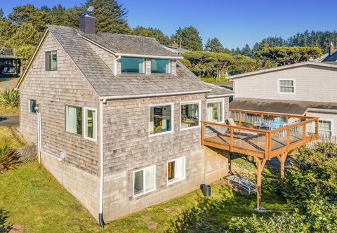 其他 3-story dog-friendly beachfront home with wood stove, gas grill, deck & views