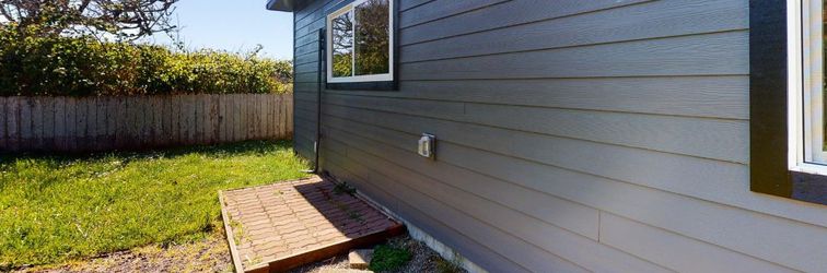 Others Beautifully renovated home across street from beach access - dogs welcome