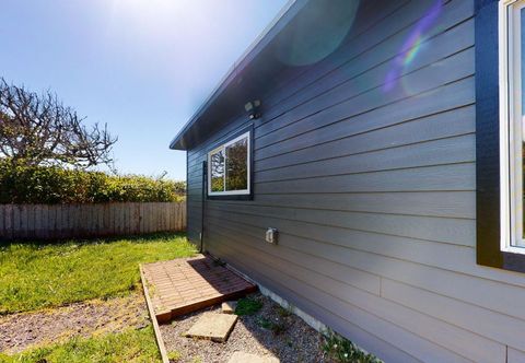 Others Beautifully renovated home across street from beach access - dogs welcome