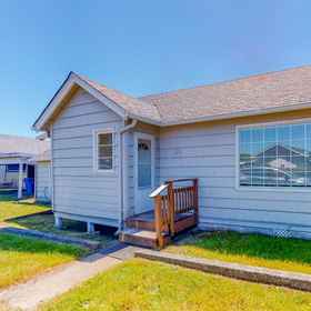 Hotel Exterior1Charming, dog-friendly house with Wifi & W/D - near the river,Governor Patterson Memorial State Recreation Site飯店