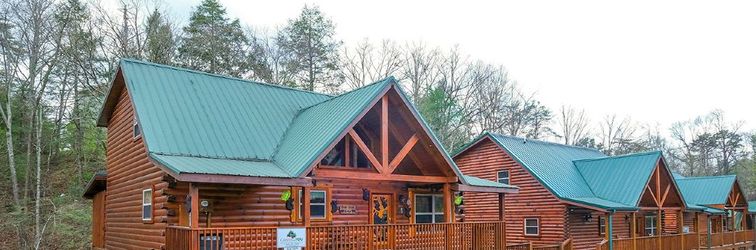 อื่นๆ Bubbly Hot Tub and Game Room Fun - Charming Retreat