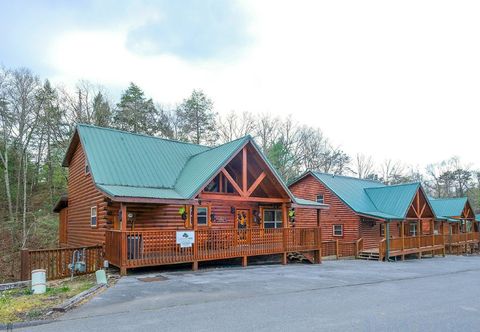 อื่นๆ Bubbly Hot Tub and Game Room Fun - Charming Retreat