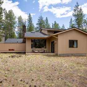 Hotel Exterior 1 Private Hot Tub and Enclosed Deck - Charming Sunriver Retreat, Deschutes County Hotels