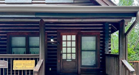 기타 2 Reindeer Hideaway | Cabin in Pigeon Forge with a hot tub & pool access