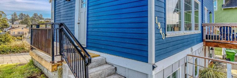 Lainnya Ocean-view home 1 block from the beach with hot tub, deck, & fireplace