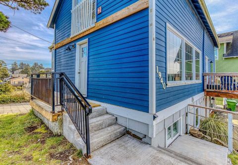 Lainnya Ocean-view home 1 block from the beach with hot tub, deck, & fireplace