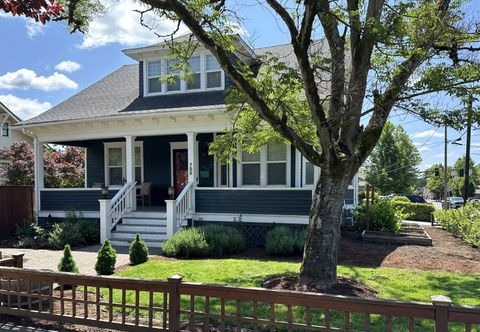 Others Chehalem Crest