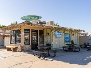 其他 4 Spacious Deck with Peek-a-Boo Water Views - Exquisite Coastal Haven