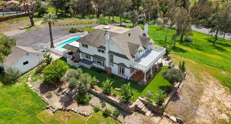 Others 2 Hawthorn Estate: Scenic Hilltop Retreat for Large Families & Group Celebrations