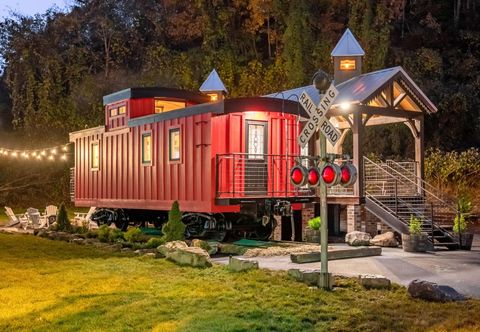 其他 Unique & authentic train depot vacation experience with hot tub & central AC