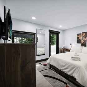 Logo 1 Luxury Villa in Wilton Manors | Monthly Furnished, Hotel Taman Hugh Taylor Birch