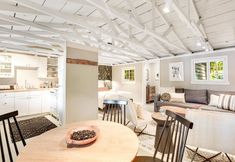 其他 7 Luxe lakeside cottage with furnished porch, 2 docks, firepit & deck