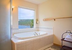 อื่นๆ 3 Stunning Waterfront Haven - Mountain Views, Dock, BBQ