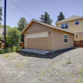 Hotel Exterior 1 Gas Fireplace and Gourmet Kitchen - Charming Cozy Escape, Pilot Butte State Park Hotels