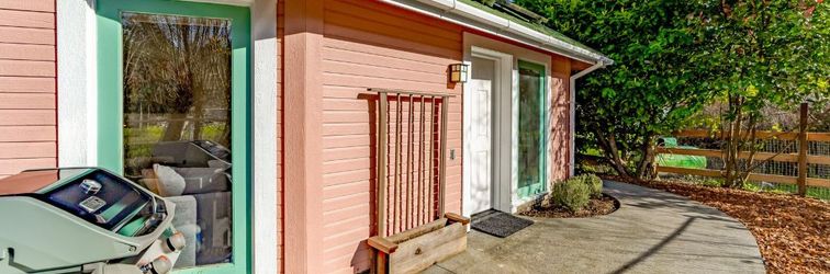 其他 Sophisticated getaway with indoor pool & walkable locale