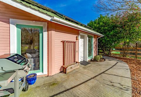 其他 Sophisticated getaway with indoor pool & walkable locale