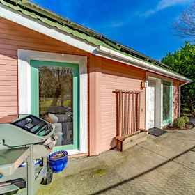 Hotel Exterior1Sophisticated getaway with indoor pool & walkable locale,洪堡县飯店