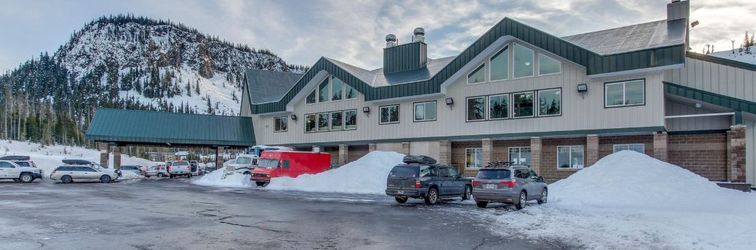 Lainnya Spacious townhome with fireplace, covered porch, grill, & washer/dryer