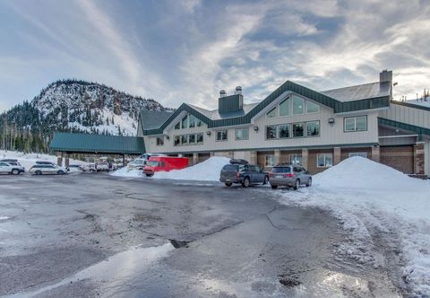 Lainnya Spacious townhome with fireplace, covered porch, grill, & washer/dryer