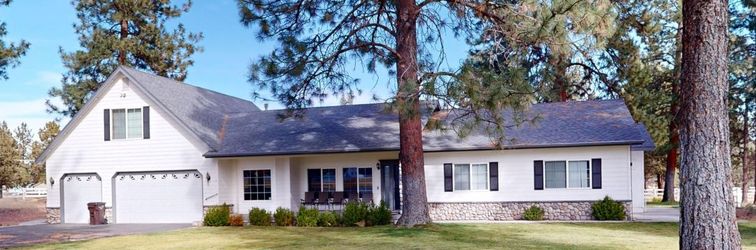 기타 Tree-lined retreat with a hot tub, grill, game room, & W/D - mountain views