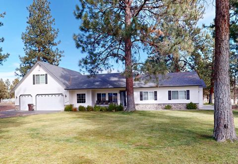 기타 Tree-lined retreat with a hot tub, grill, game room, & W/D - mountain views