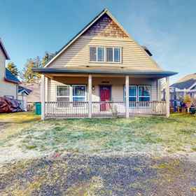Logo 1 Charming home near the beach with firepit, deck, full kitchen, & washer/dryer, Nehalem Bay State Park Hotels