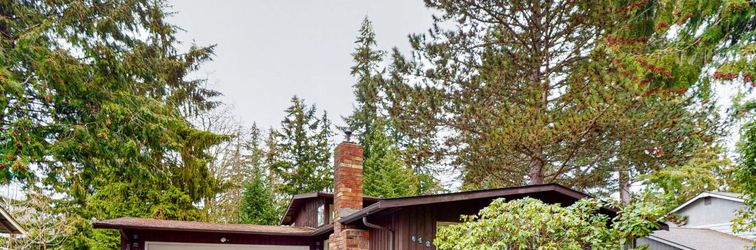 Others Split-level home with 2 fireplaces & backyard - near downtown & Lake Whatcom