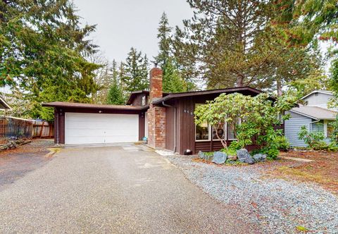 Others Split-level home with 2 fireplaces & backyard - near downtown & Lake Whatcom