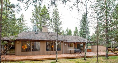 Others 2 Private Hot Tub and Cozy Decor - Charming Sunriver Retreat