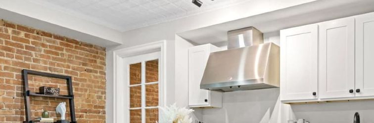 Others Expansive Outdoor Space with BBQ and Serenity - Charming Urban Oasis