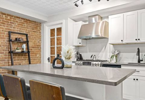 Others Expansive Outdoor Space with BBQ and Serenity - Charming Urban Oasis