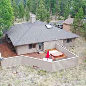 Hotel Exterior 1 Lovely 80's Mod Home, High End Appliances, Primary with En Suite, Private Hot Tub -Rocky Mountain 4, Lava Lands Visitor Center Hotels