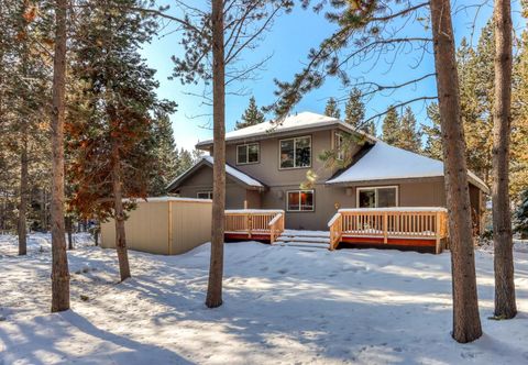 Others Lovely home near town with private hot tub, scenic deck, W/D, & chic decor