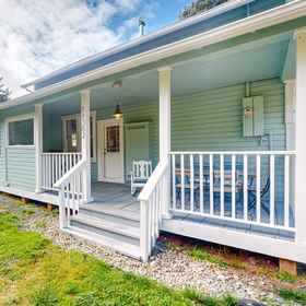 Hotel Exterior 1 Turn-of-the-century home near beaches with porch, fenced yard & fireplace, Bullards Beach State Park Hotels
