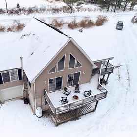 Logo1Hot Tub and Breathtaking Wrap-Around Deck - Stunning Contemporary Escape,Hero's Quest Collectables飯店