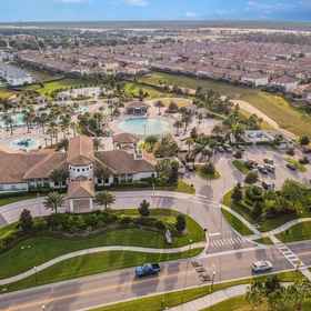 Logo 1 Stunning Haven with Water Park and Golf Course Access - Elegant Retreat, キャラベイ パームス ヴィラ ホテル