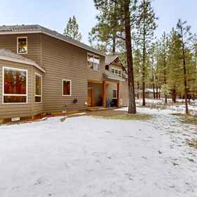 Hotel Exterior 1 Deschutes Forest views with game room, pools, hot tub, & on-site golf, 德舒特斯县 酒店