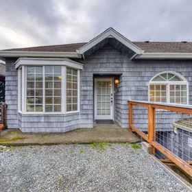 Hotel Exterior1Berni's Ocean View Castle - the Crow's Nest,Oceanside Ocean Front Cabins飯店