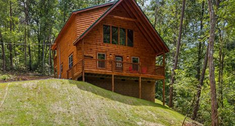 Lain-lain 2 On Blackbeary Hill: A cozy 3-BR cabin perfect for a getaway in an enchanting forest setting.